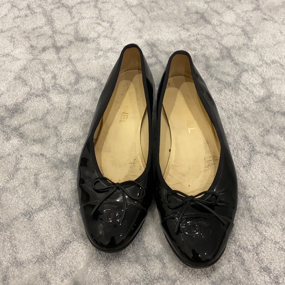 CHANEL black patent leather ballet flats